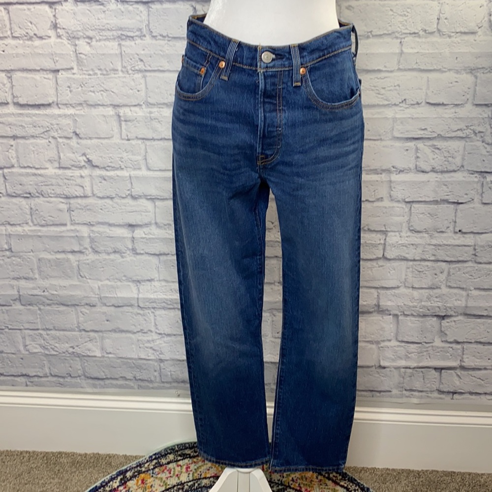 Levi's Women's 501 Original Cropped Button Fly Jeans in Dark/Medium Wash